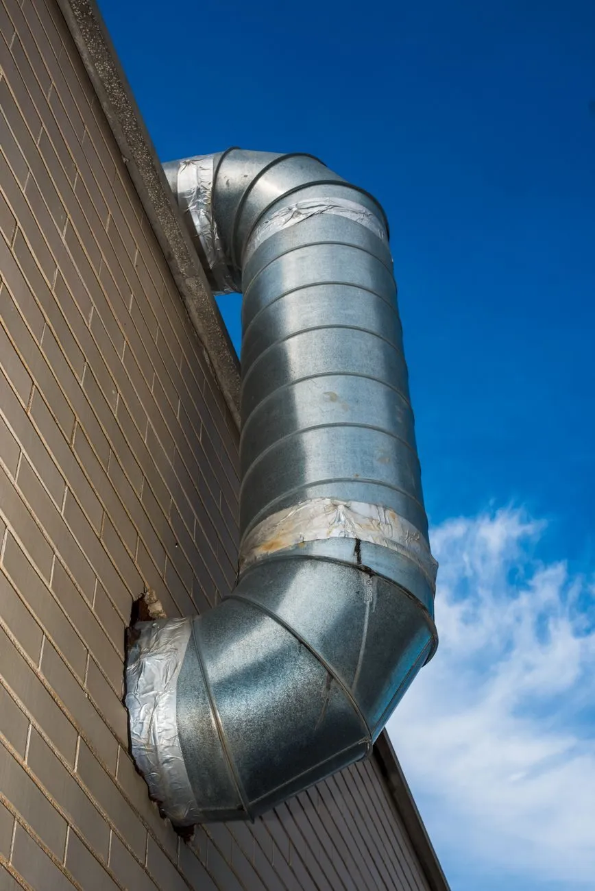 Rundt ventilationskanal af galvaniseret stål monteret under loft